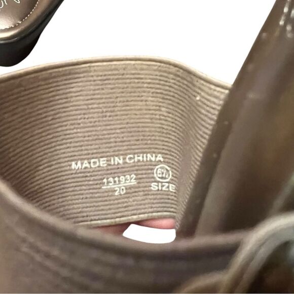 Dexflex by Dexter silver heeled sandals. Size 6.5 - Picture 5 of 6